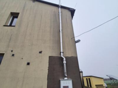 Elementy instalacji gazowej zamontowane na budynku