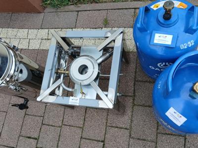 Plenerowa kuchnia gazowa, butle i teromos