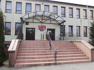 Wejście do Urzędu Gminy w Jeżowie