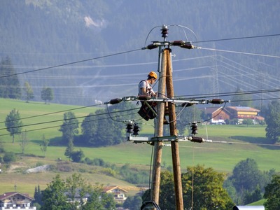 Elektryk na słupie elektrycznym