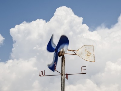 Wiatromierz na tle chmur
