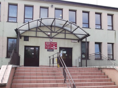 Widok na wejście do Urzędu Gminy w Jeżowie