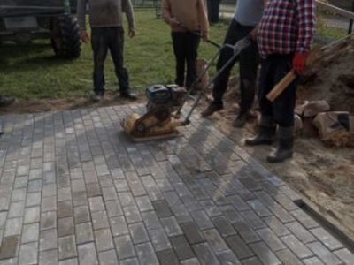 Wyrównywanie kostki brukowej w miejscu przygotowanym pod altanę