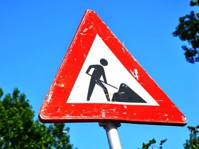 Znak ostrzegawczy: roboty na drodze