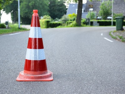 Stożek bezpieczeństwa ustawiony na drodze asfaltowej