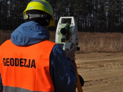 Geodeta podczas prac geodezyjnych