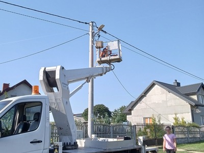 Samochód z wysięgnikiem i koszem