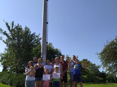 Mieszkańcy sołectwa Jankowice-Kolonia obok słupa oświetleniowego