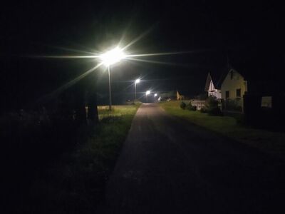 Ulica nocą oświetlana przez nowe lampy