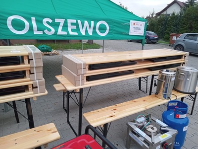 Namiot, agregat prądotwórczy, ławki, stoły, urządzenia gastronomiczne.