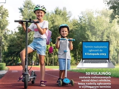 Dwoje dzieci na hulajnogach