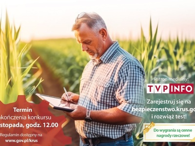 Rolnik na polu pracujący na tablecie