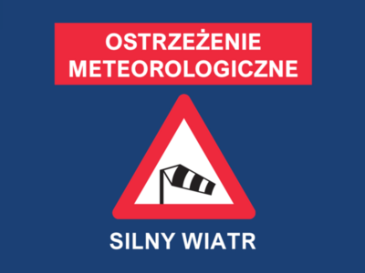Napis na czerwonym tle o treści "Ostrzeżenie meteorologiczne", pod nim grafika ze znakiem drogowym, pod nią napis: "Silny wiatr"
