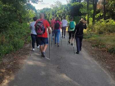 Osoby uprawiające nording walking - fot. MDK Jeżów