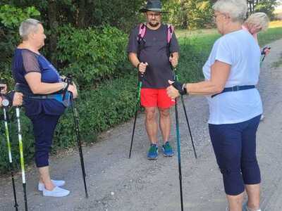 Osoby uprawiające nording walking - fot. MDK Jeżów