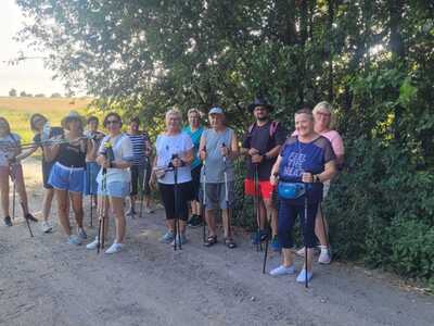 Osoby uprawiające nording walking - fot. MDK Jeżów