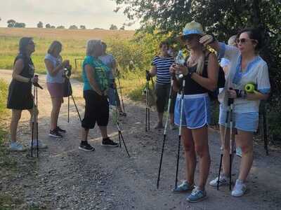 Osoby uprawiające nording walking - fot. MDK Jeżów