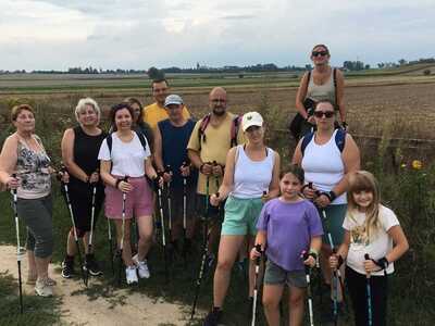 Osoby uprawiające nording walking - fot. MDK Jeżów
