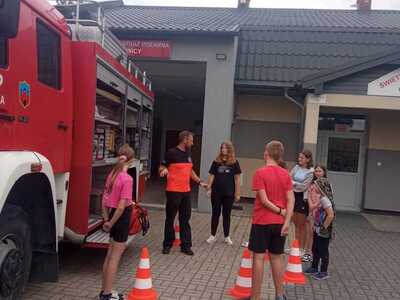 Dzieci na warsztatach pierwszej pomocy - fot. MDK Jeżów