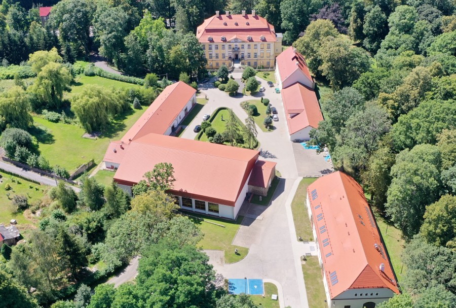 Pałac w Biedrzychowicach obecnie siedziba Dolnośląskiego Zespołu Szkół [900x607]