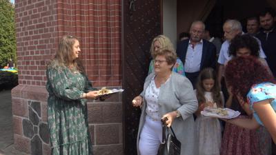 8. po zakończeniu eucharystii dzielenie dożynkowym chlebem uczestników eucharystii