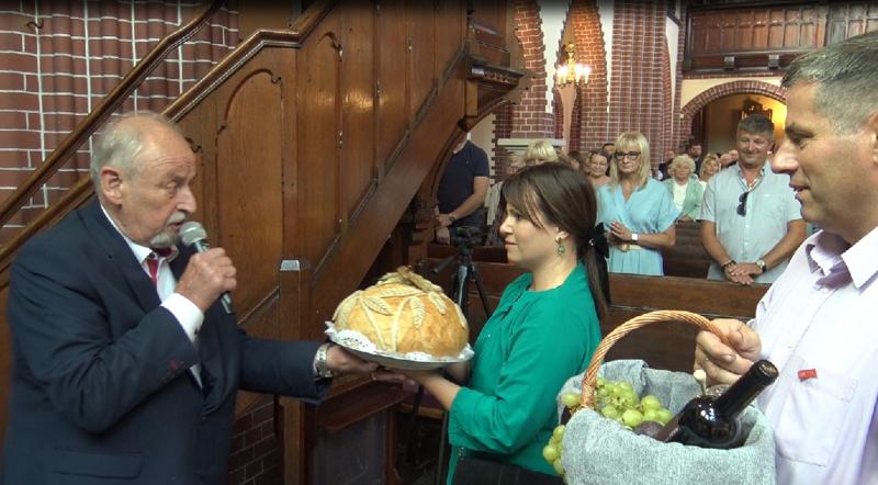 1. Burmistrz Leszek Leśko, przyjmując z rąk Starostów Dożynek Joanna Rybowicz i Janusza Grubizny chleb jako owoc ziemi i pracy ludzkich rąk
