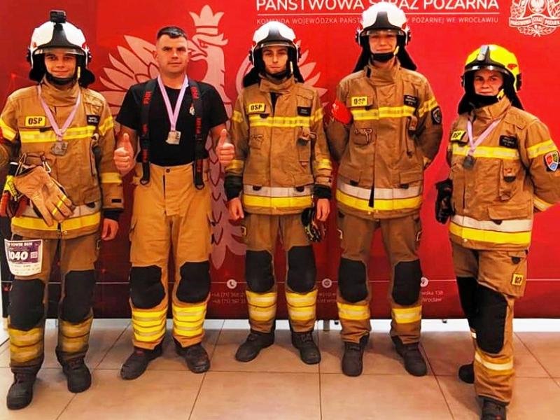 Strażacy z Olszyny na szczycie wrocławskiego SkyTower