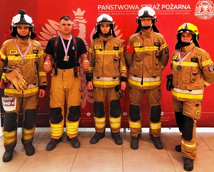 Strażacy z Olszyny na szczycie wrocławskiego SkyTower