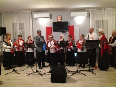 Patriotyczne śpiewanie w Grodnicy