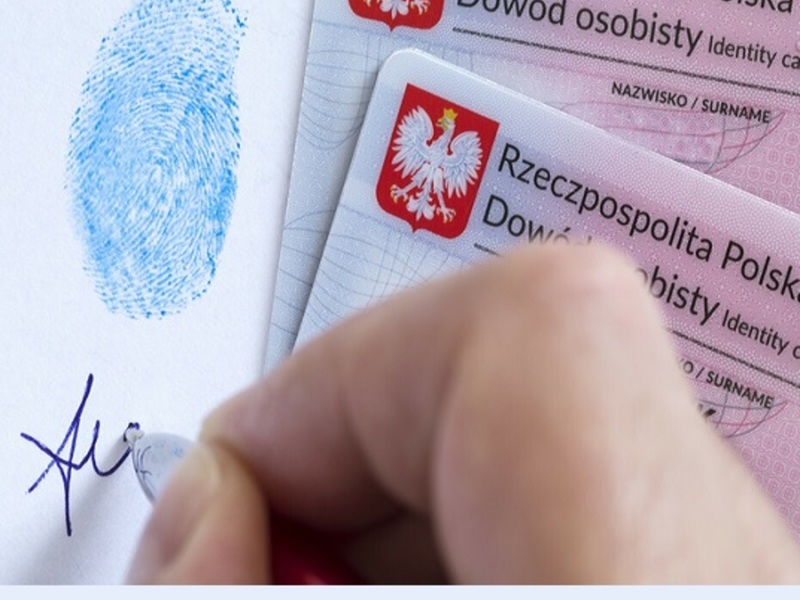 Zdjęcie przedstawia nowy dowód osobisty opatrzony odciskiem palca i podpisem.