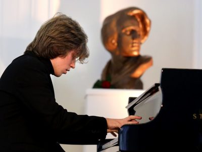 Andrzej Wierciński to pianista przekonywujący, wirtuozowski, spontaniczny, pozwalający się nieść wyobraźni i dający czystą radość słuchania