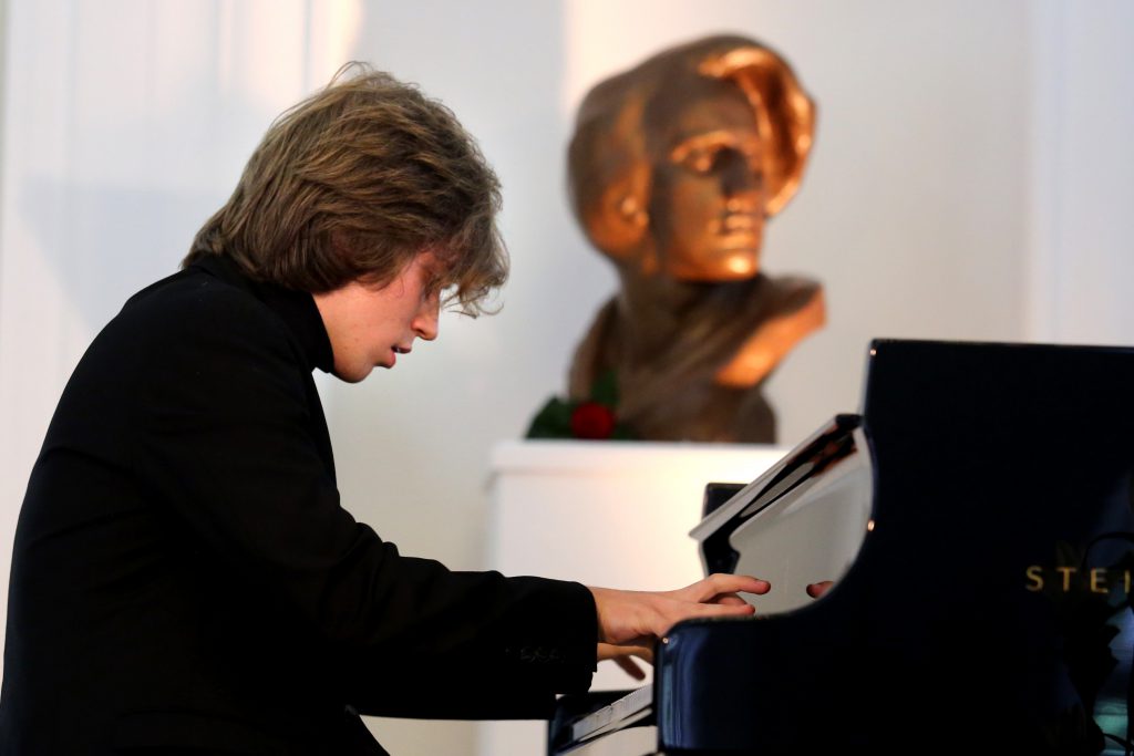 Andrzej Wierciński to pianista przekonywujący, wirtuozowski, spontaniczny, pozwalający się nieść wyobraźni i dający czystą radość słuchania