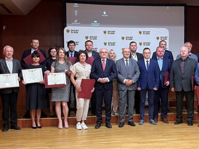 Na zdjęciu przedstawiciele gmin - beneficjentów promes oraz przedstawiciele Sejmiku i UMWD podczas uroczystości wręczenia promes