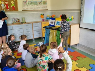 1. ZGiUK Lubań zorganizował Dzień Bez Śmiecenia w szkołach podstawowych z terenu naszej gminy.