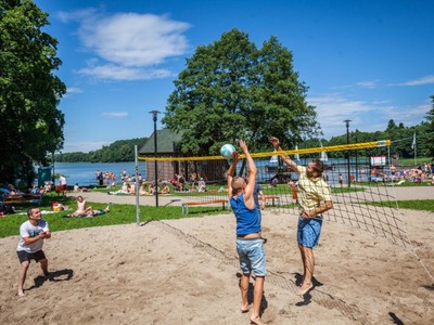 Kąpielisko i miejsce do plażowania nad jeziorem Wielkim w Strudze