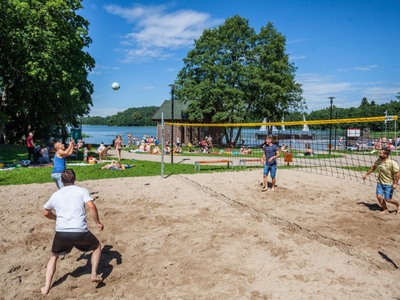 Kąpielisko i miejsce do plażowania nad jeziorem Wielkim w Strudze