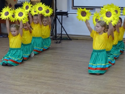 Na fotografii widzimy dzieci siedzących przy stołach do których przemawia Wójt Gminy Drzycim.