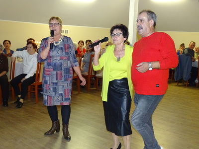 Na zdjęciu mamy wszystkich uczestników turnieju z nagrodą w dłoni.