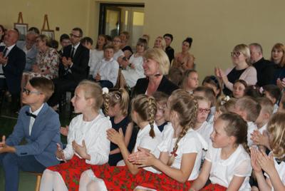 Nadanie nowego sztandaru dla szkoły w Gródku