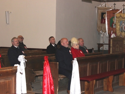 Na zdjęciu widoczni wierni uczestniczący we mszy św. Zdjęcie wykonane wewnątrz kościoła.