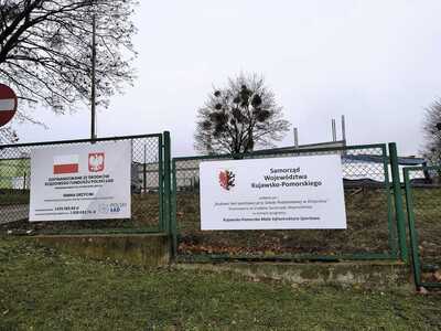 Na zewnątrz. Tablice informacyjne powstającej hali sportowej w Drzycimiu