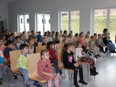 Grupa dzieci na widowni. Wewnątrz.