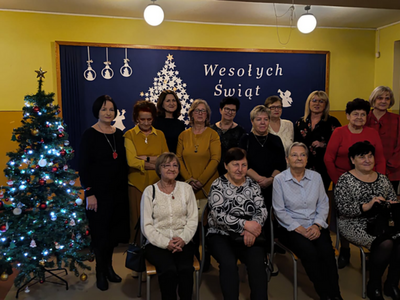 Grupa osób pozująca do zdjęcia. Wewnątrz.