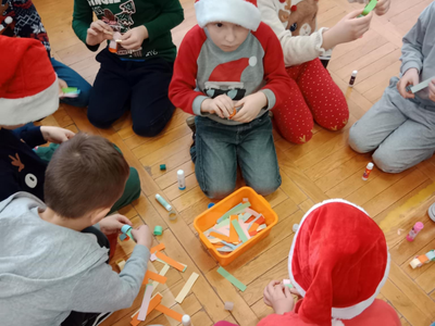 Grupa dzieci w trakcie zabawy. Wewnątrz.