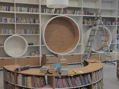 Regały w bibliotece. Wewnątrz.