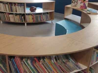Regały w bibliotece. Wewnątrz.