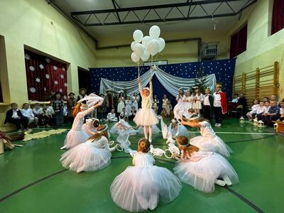 Grupa dzieci w trakcie przedstawienia. Wewnątrz.