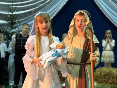 Chłopiec i dziewczynka w trakcie przedstawienia. Wewnątrz.