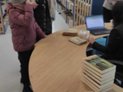 Kobieta i dziecko w Sali bibliotecznej. Wewnątrz.