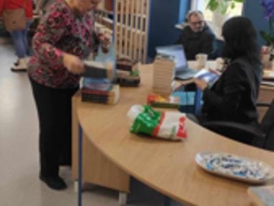 Grupa osób w sali bibliotecznej. Wewnątrz.